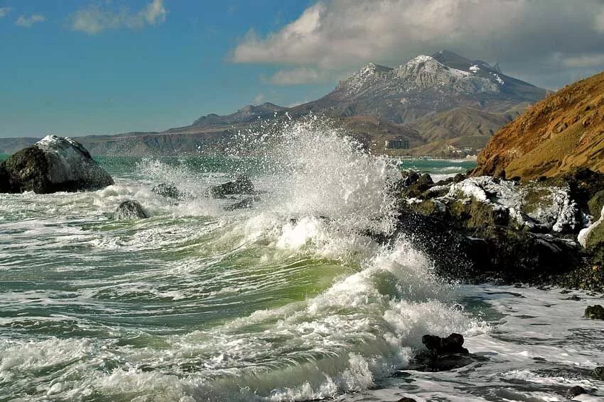 Первозданное море. Море скалы шторм Крым. Коктебель морской Прибой. Море Крым Прибой.