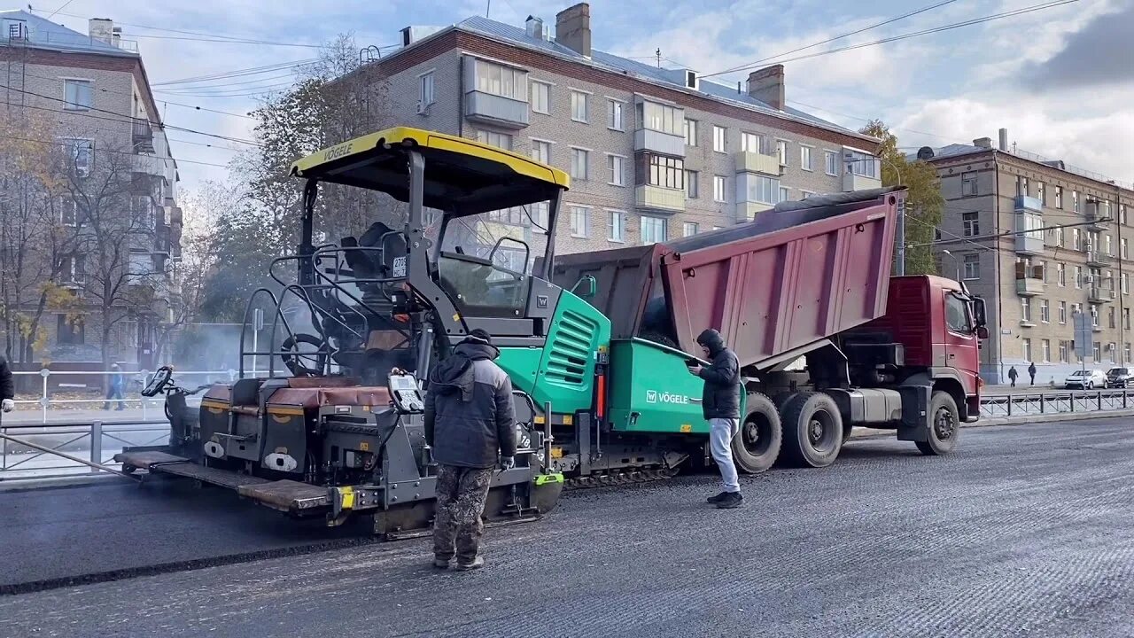 Асфальтирование тротуаров москва. Укладка асфальта. Укладка асфальта в Москве. Асфальтирование дорог. Укладка асфальта МКАД.