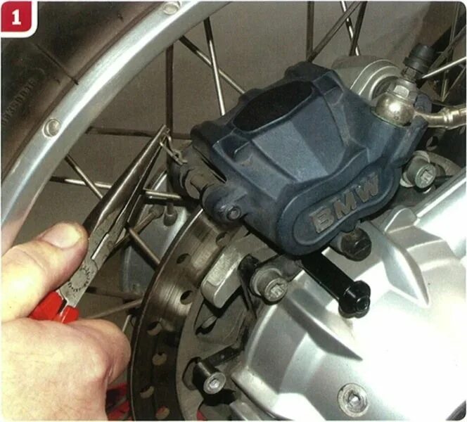 Тормозная суппорт honda cb400. Как поменять колодки на мотоцикле. Тормозной диск сузуки v strom. Тормозная система мотоцикла. Как поменять колодки на мотоцикле.