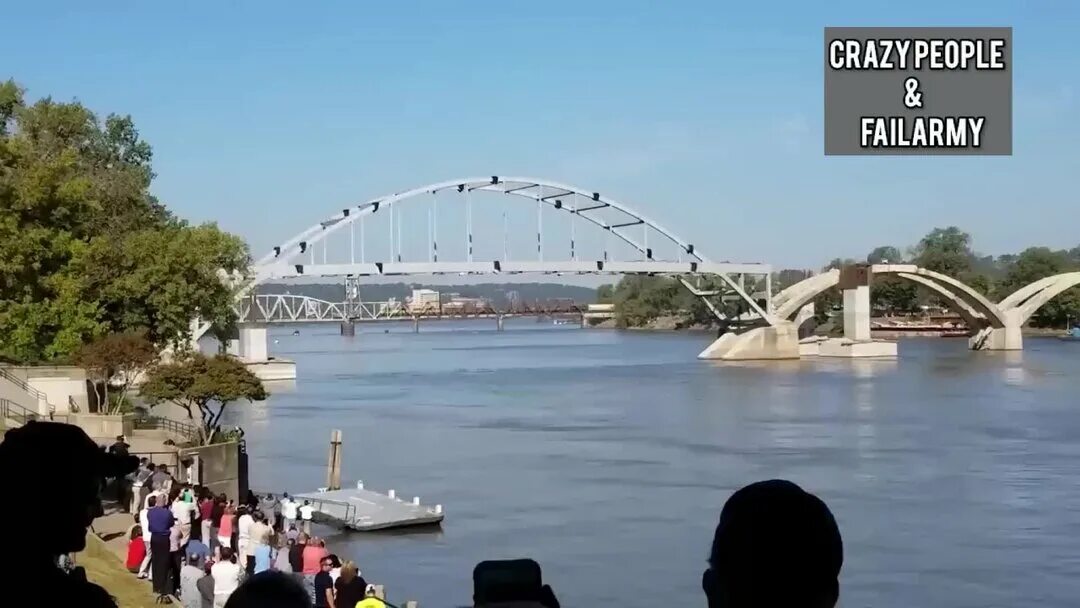 Мост не выдержал напора толпы. Пляшущий мост. мост лагуна гарсон, мальдонадо, уругвай. мосты резонанс волгоград гиф. девятисотлетний мост пиннань.