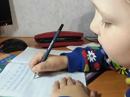 Ей надо уроки делать