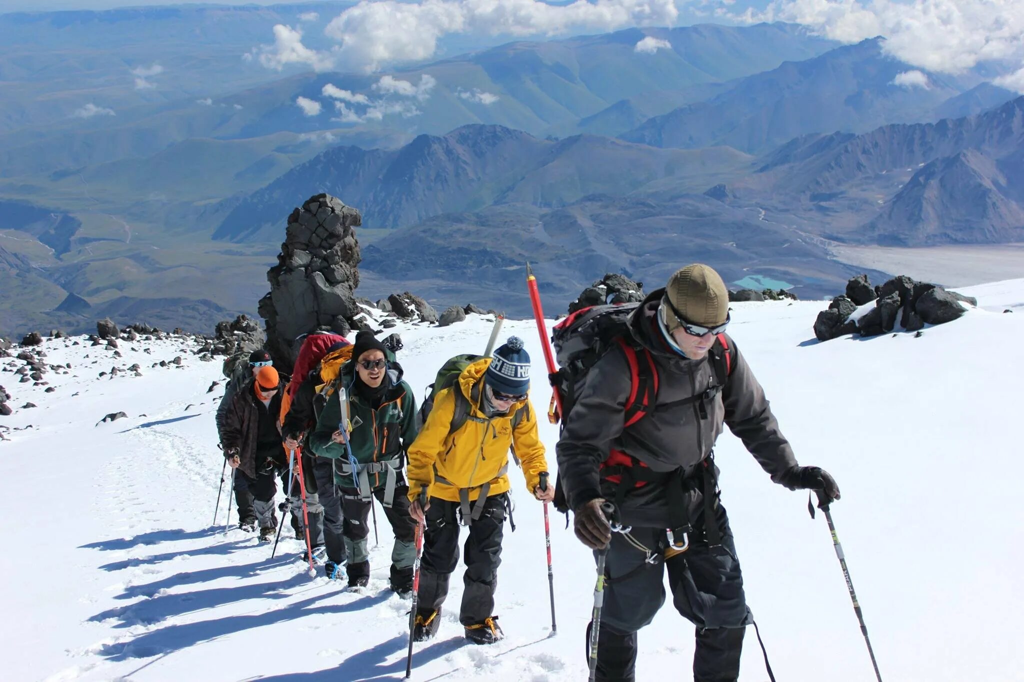 поход в гору эльбрус. треккинг на эльбрус. восхождение на эльбрус. эльбрус восхождение туристы. восхождение на эльбрус пик.