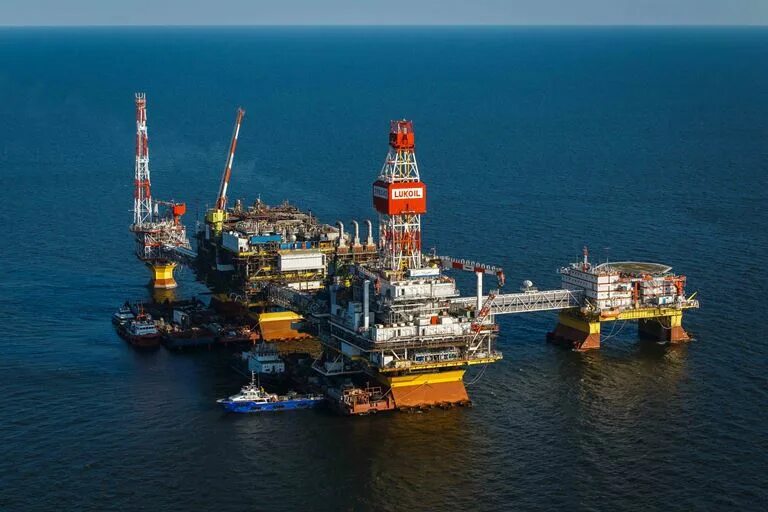 Нефть и газ в каспийском море. Месторождение им филановского лукойл. Нефтяные платформы каспийского моря. Избербаш нефтедобыча. Нефть на каспийском море.