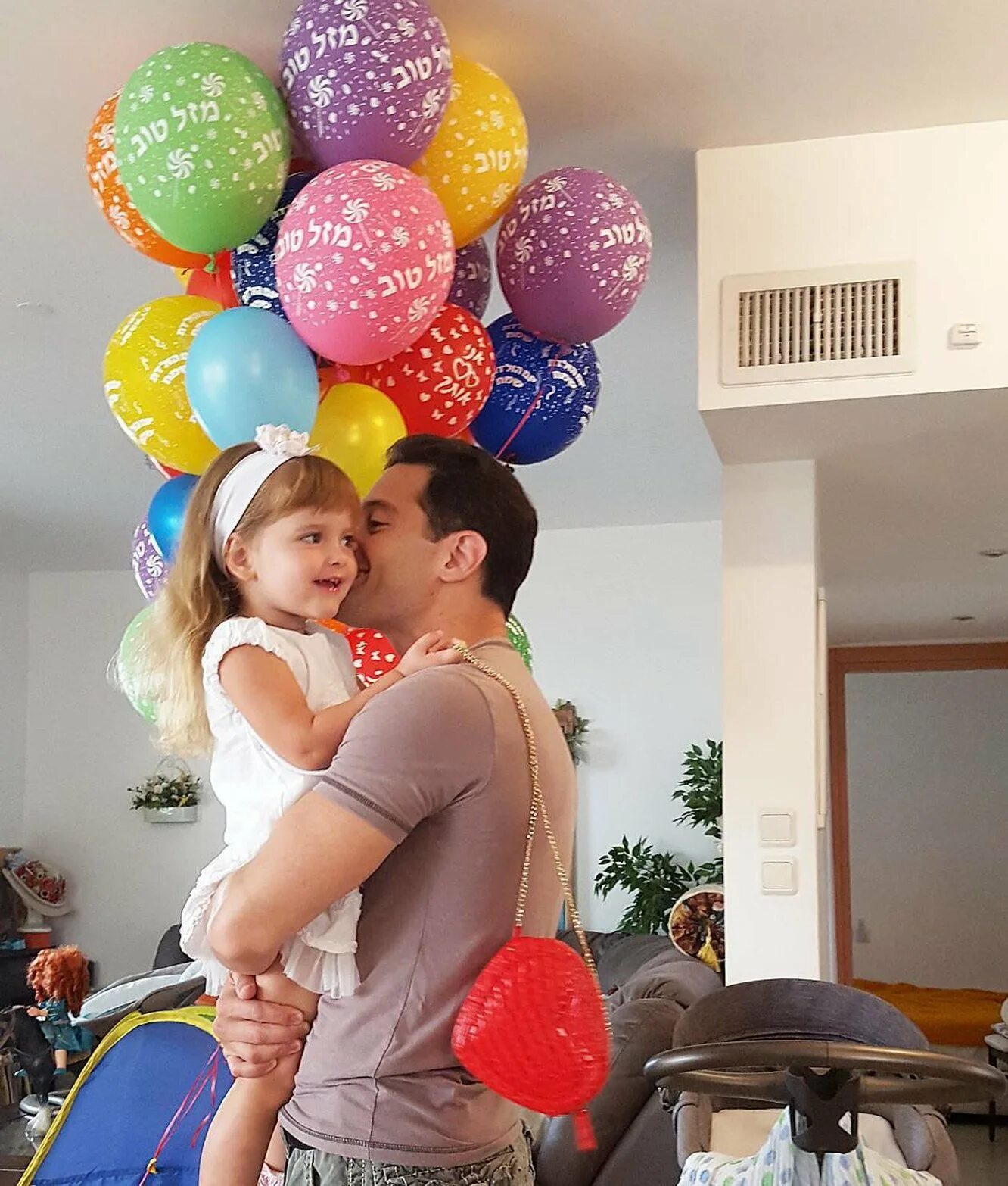День рождения дарим шарики. Мужчина с воздушными шарами. Дети с шарами. Парень дарит шарики. Фотосессия с шарами воздушными дома.