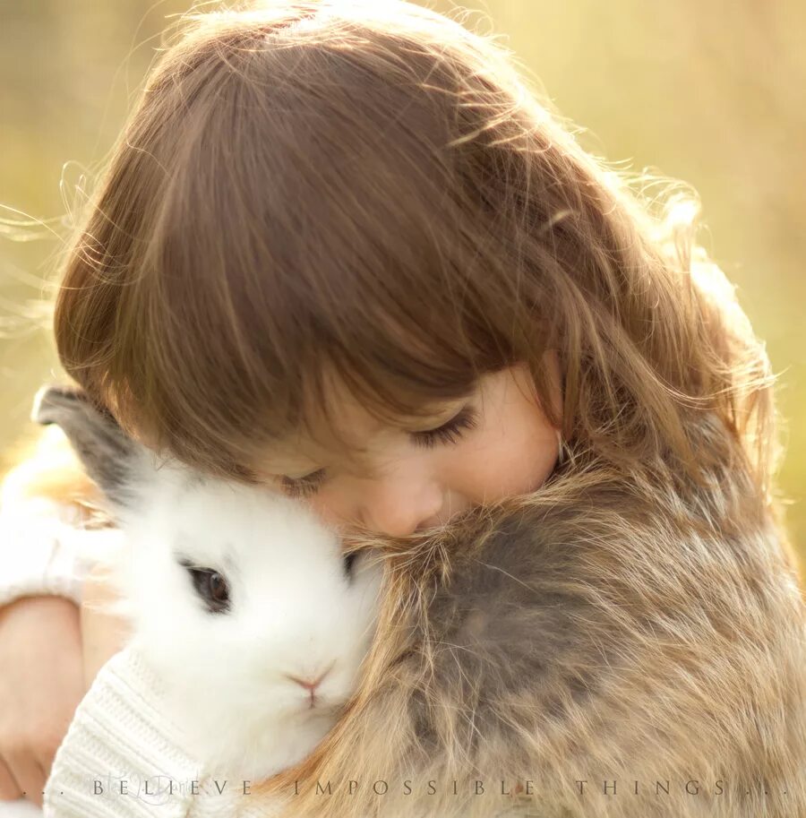 Милые дети животных. Любовь детей и животных. Дети и животные доброта. Любовь детей к животным. Она добрая и милая