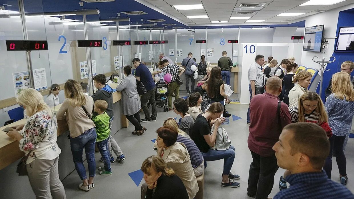 В визовом центре работает 35