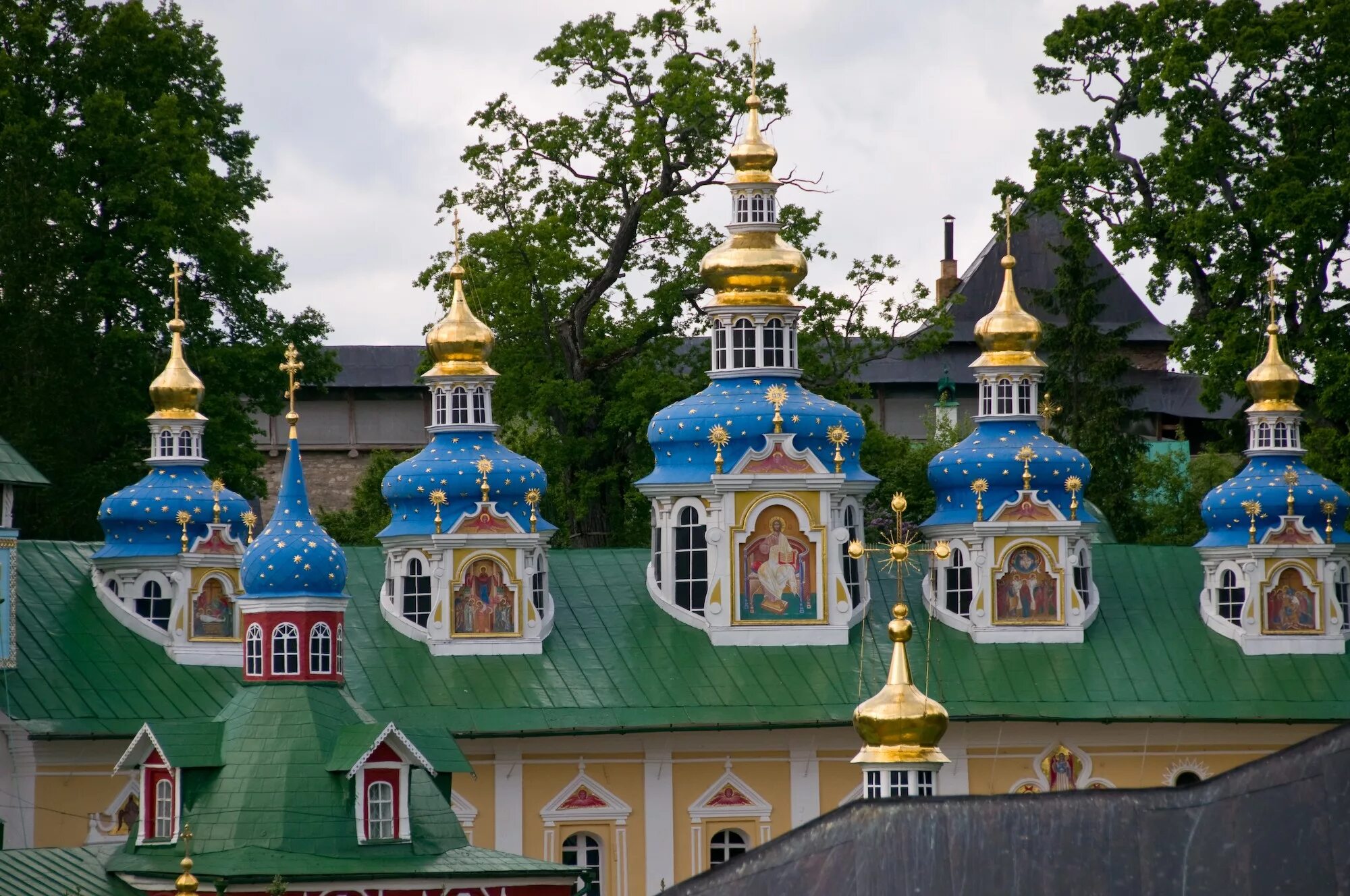 Псковский монастырь сайт. Свято-Успенский Псково-Печерский монастырь. Печоры Псково Печерский монастырь. Свято Печорский Успенский монастырь. Успенская Церковь Псково-Печерского монастыря.