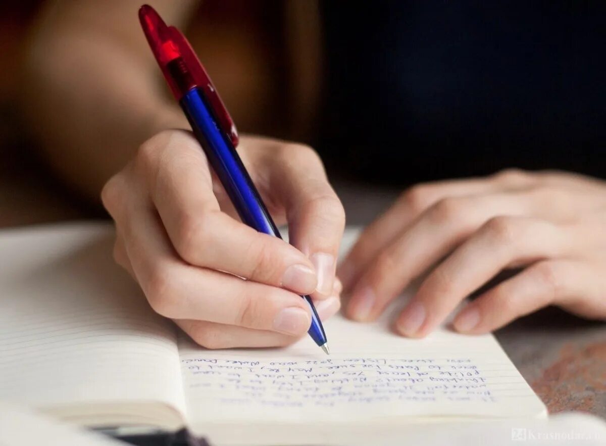 Развития регионального образования. Карандашом в тетради. Парень с блокнотом. Написание рассказа. Старинные записи.