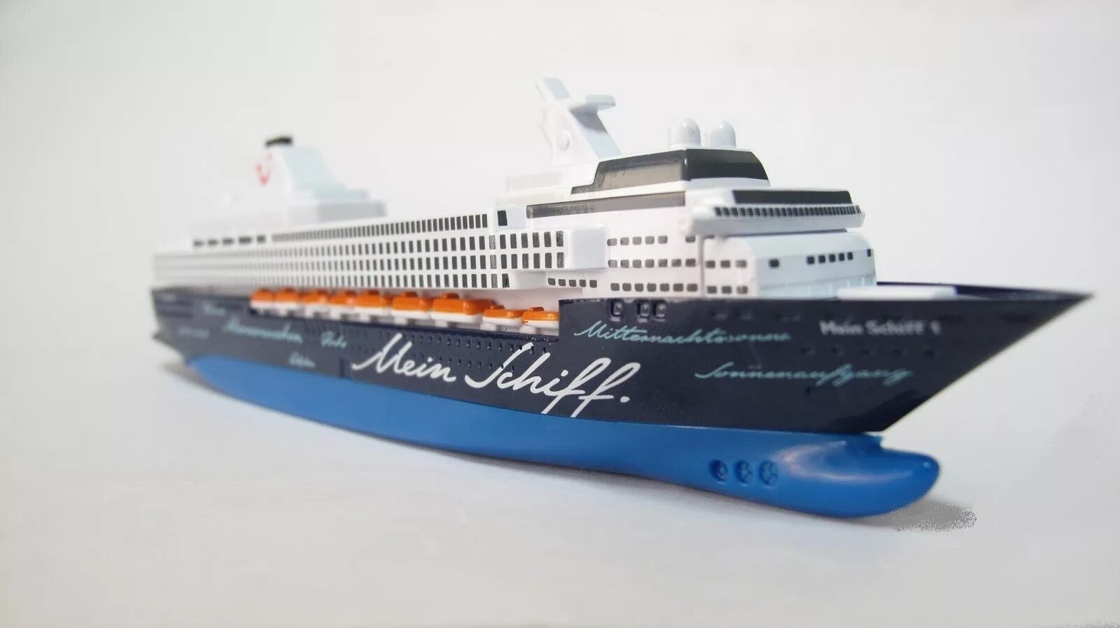 1 от 1400. Лайнер siku Mein Schiff. Лайнер из бумаги. Лайнер из картона. Круизный лайнер игрушка.