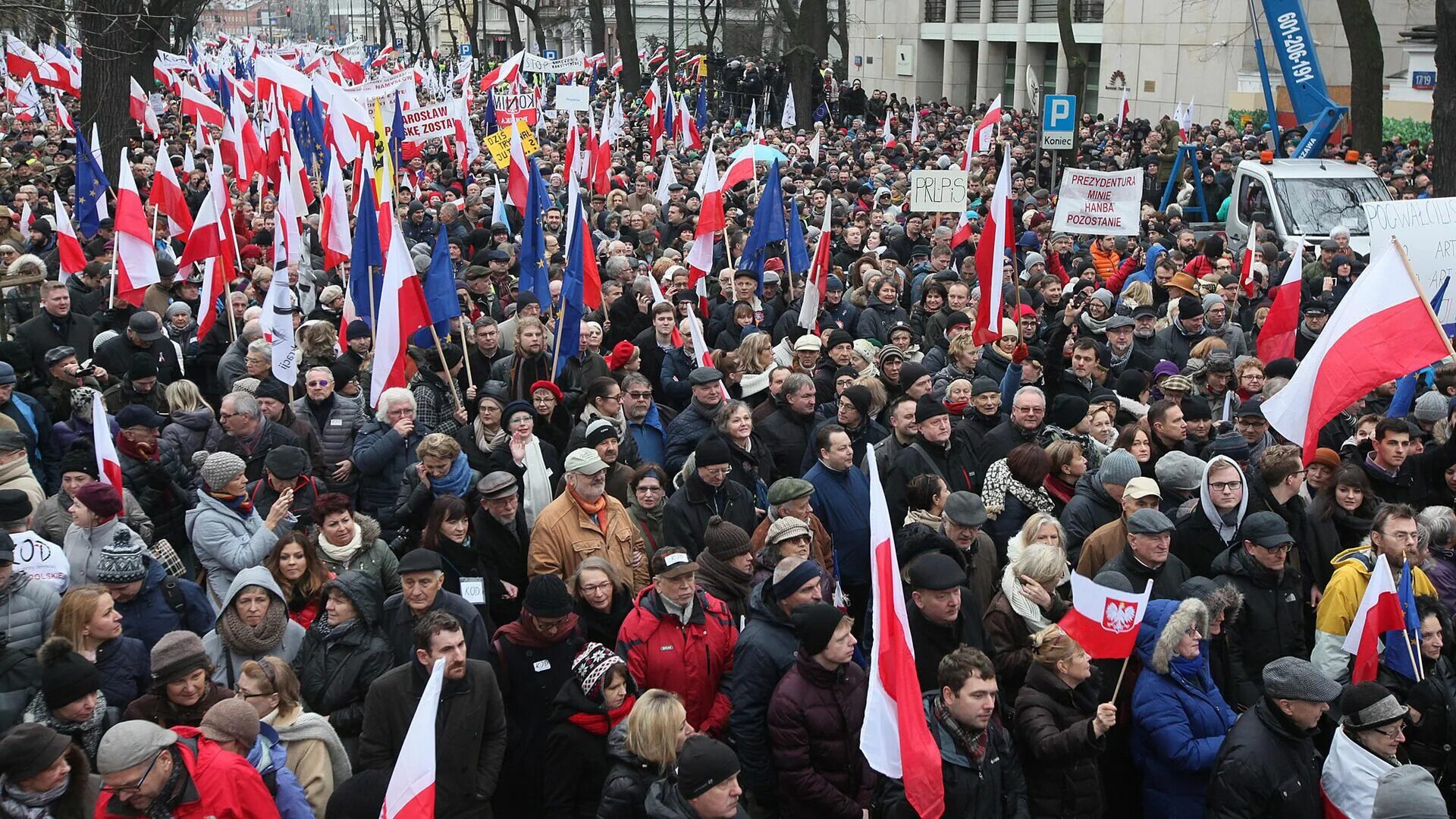 Поляки митинг. Митинг в Польше. Националистические митинги в Польше. Протесты в Польше против НАТО. Митинги в польше