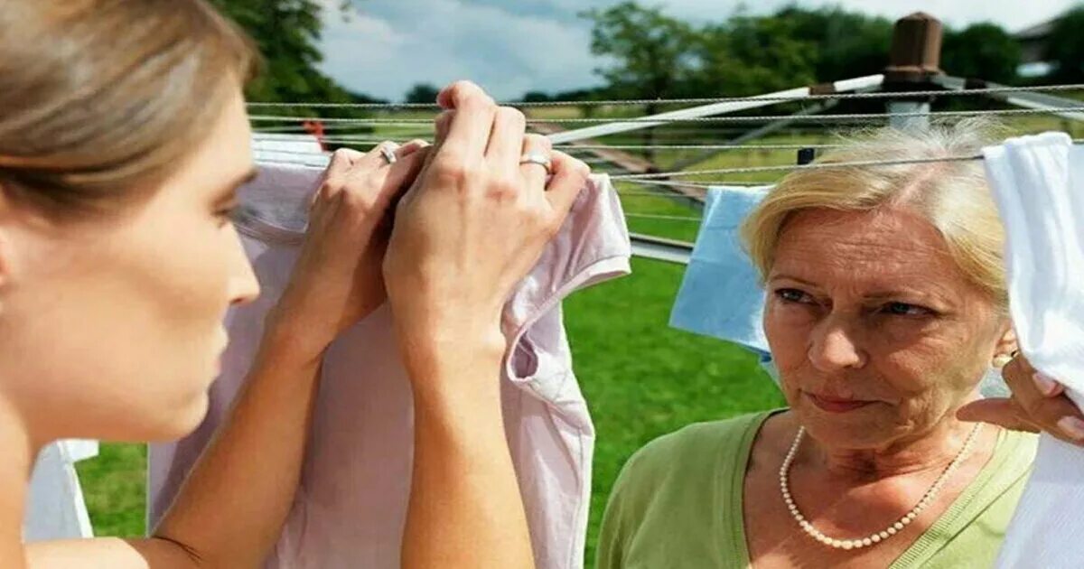 Зимой свекровь беременную невестку в поселке. Драка свекрови и невестки. Свекровь и невестка в деревне. Плохая свекровь. Злая свекровь и невестка.