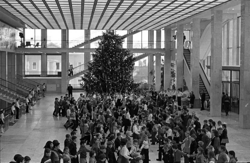 Елка в кремлевском дворце съездов. Елка в кремлевском дворце 1976. новогодняя елка в кремлевском дворце съездов в ссср. кремлёвский дворец съездов 70-е годы. новогодняя елка в кремлевском дворце съездов.