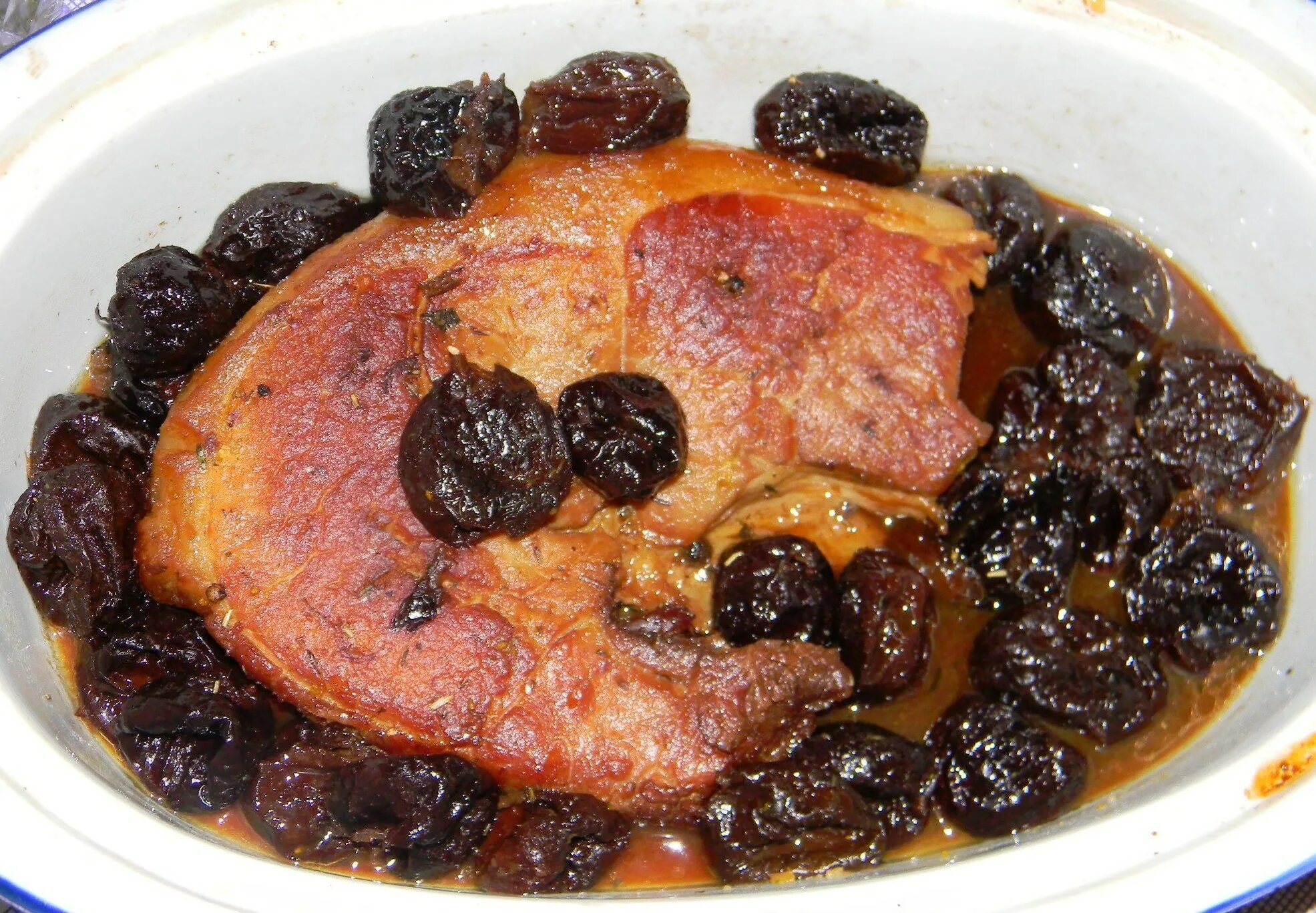 тушеная баранина с черносливом. свиная с черносливом. томленая свинина с черносливом. рулет из свинины с черносливом. свинина с черносливом тушеное на сковороде.
