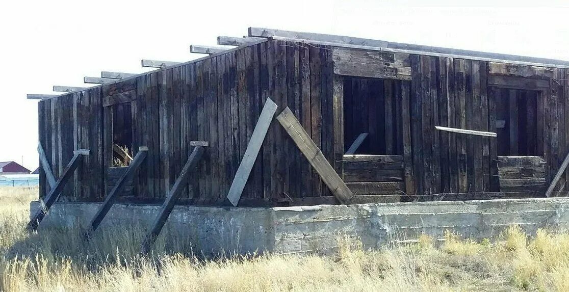 Сарай из шпал. Дом со шпалы. Баня со шпал. Дом из шпал. Домик из шпал.