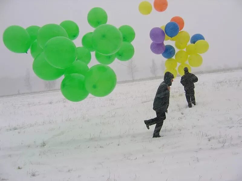 Шары зимой. Воздушные шары зима. Воздушные шарики на снегу. Человек с шарами.