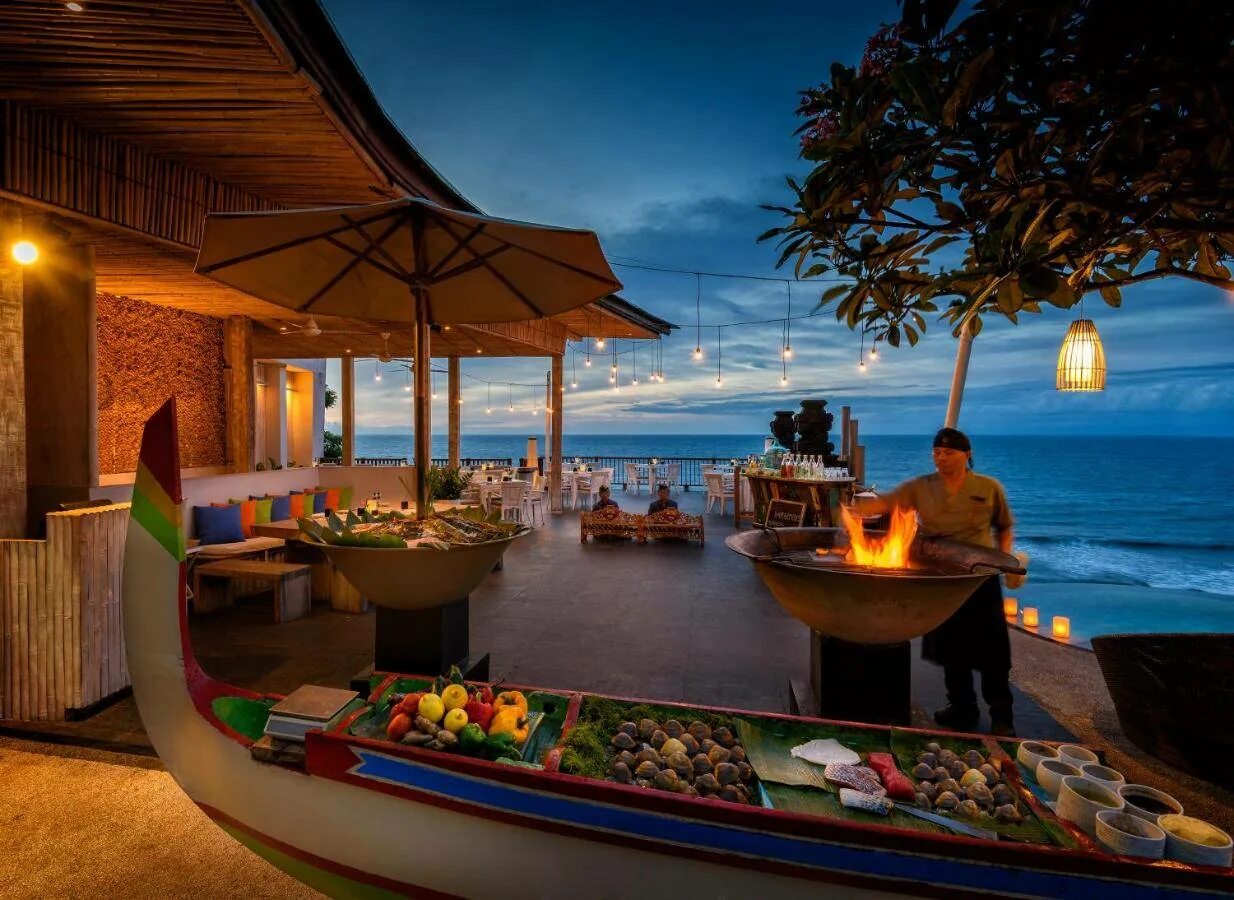 Бали недорого. Улувату Бали отели. Anantara Uluwatu Bali Resort. Улувату Бали ресторан. Джимбаран Бали ресторан на берегу.