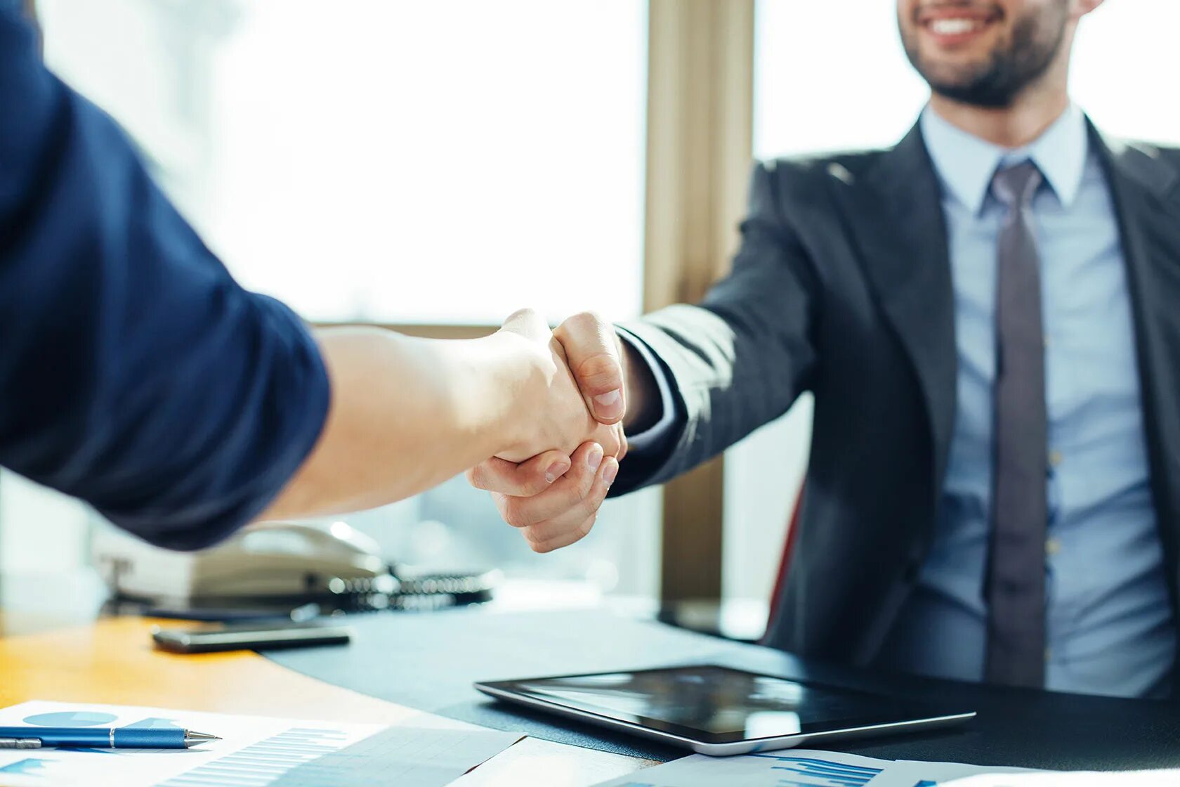Client handshake. Деловое рукопожатие. Рукопожатие деловых людей. Офис рукопожатие. Успешная сделка.