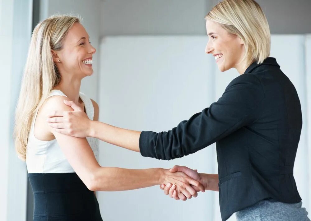 деловые отношения. эмоциональные переговоры. успешные переговоры. человек на собеседовании. разговор двух мужчин.