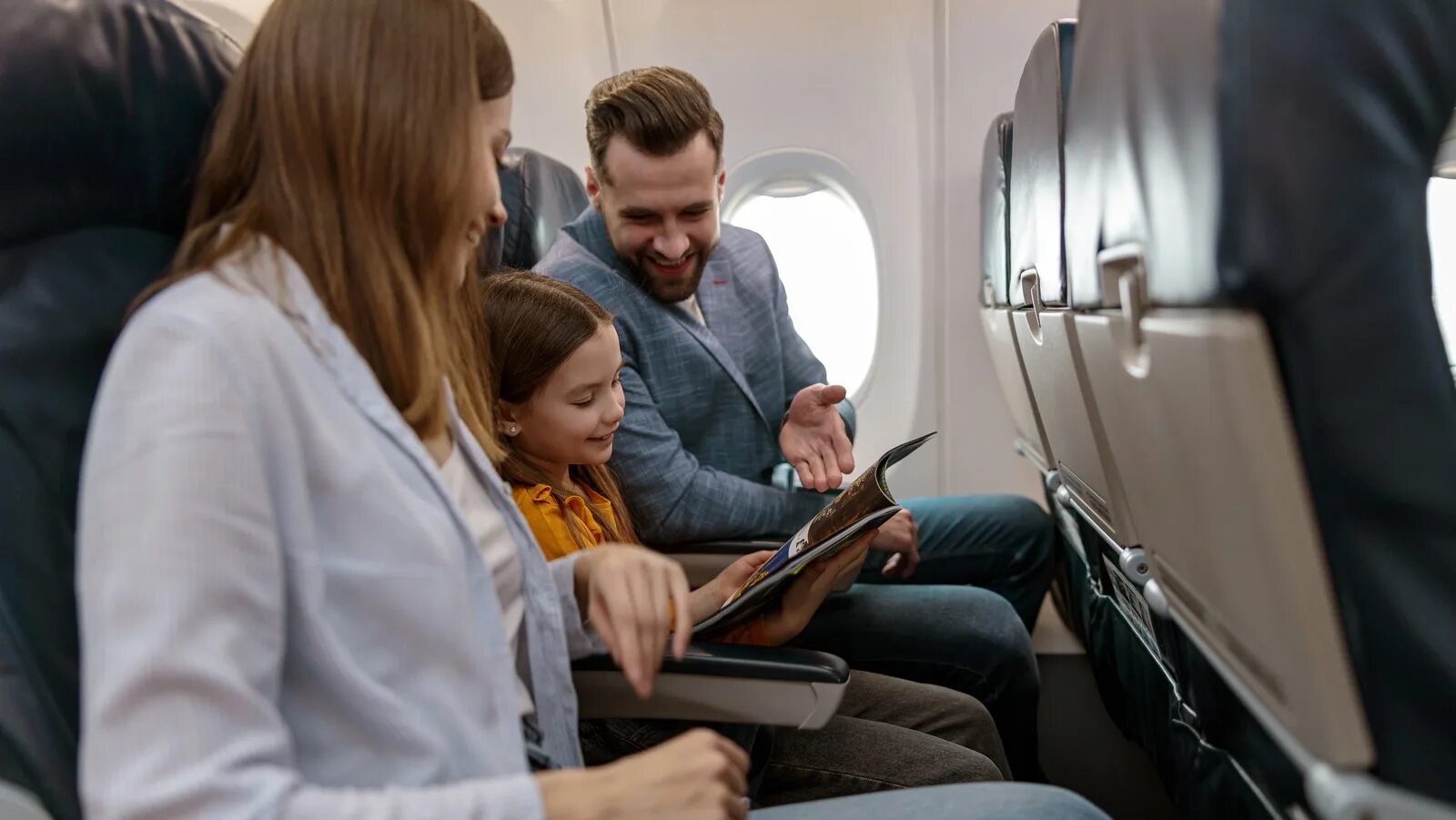 The plane showed the passengers. Самолет. Пассажиры с детьми в самолете. Место для ног в самолете. Самолет для детей.