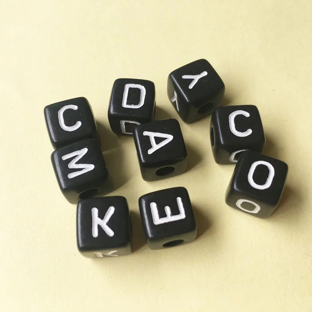 Именные браслеты. Именные браслеты. Буковки для браслетов. Браслет из кубиков с буквами. Бусины с буквами для браслетов.