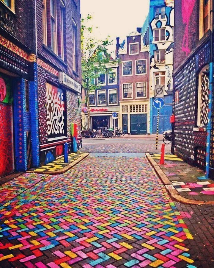 Color street. Улица Ноордвал Нидерланды Амстердам. Разноцветный город. Разноцветные улицы. Улица с разноцветными домами.