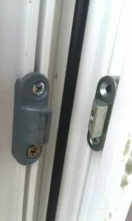 Прижим балконной двери со стороны петель