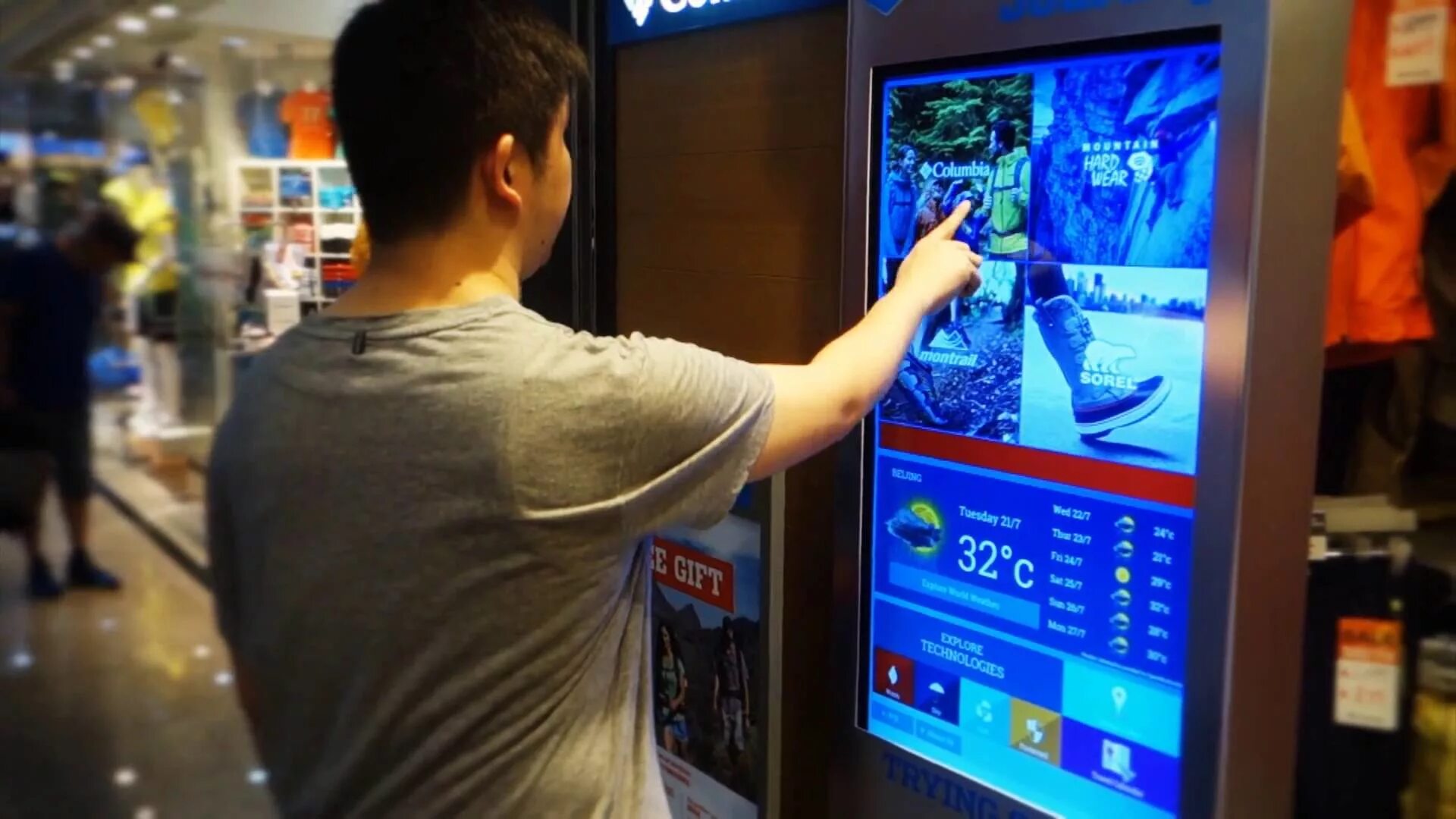 Го экран. Интерактивный дисплей фото. Interactive Kiosk. Kiosk Digital. Интерактив с экраном выбор экрана.