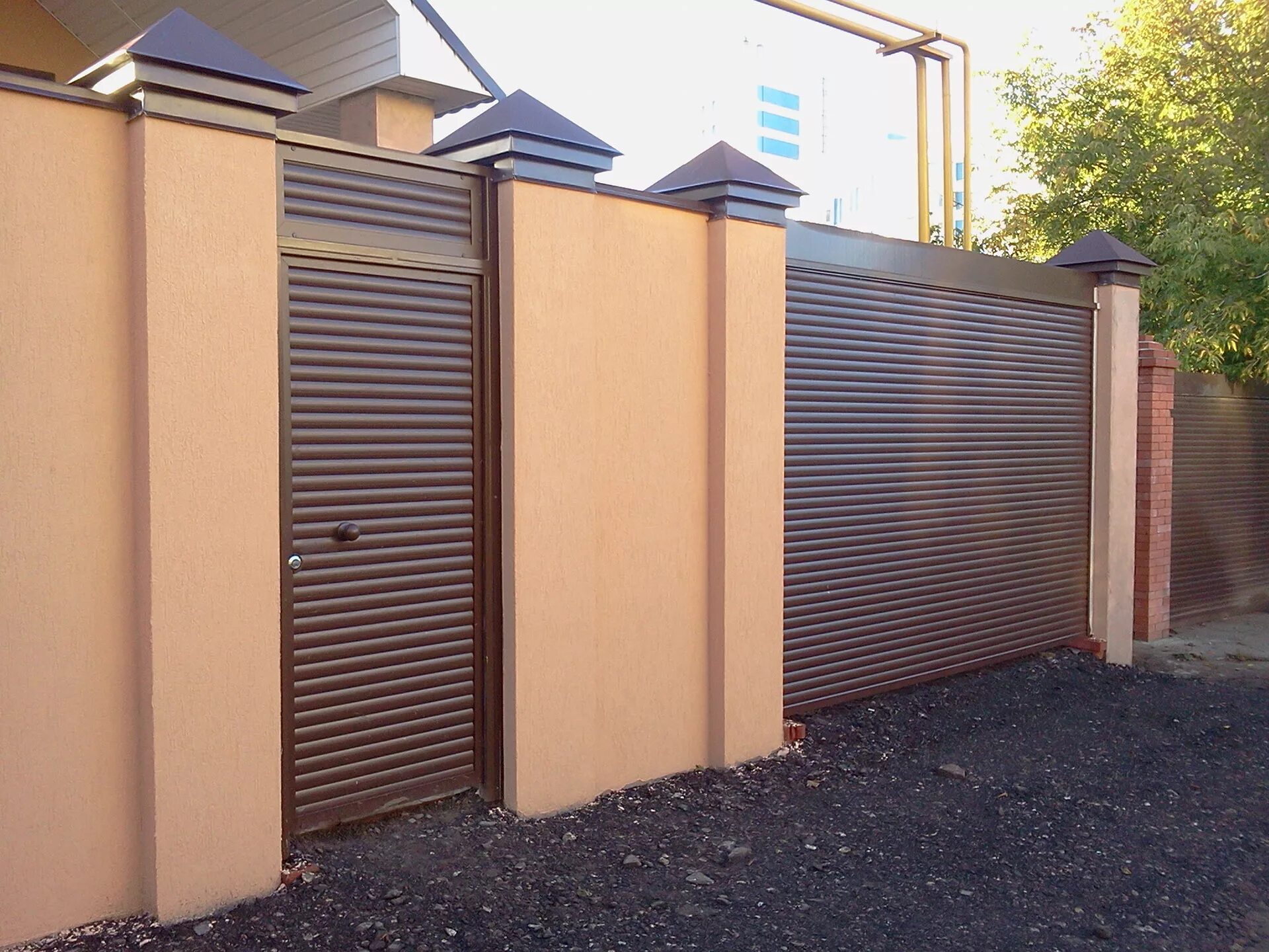 забор с роллетными воротами. забор с роллетными воротами. роллетные ворота алютех 77 профиль. рольворота 4110*250. рольворота pd77.