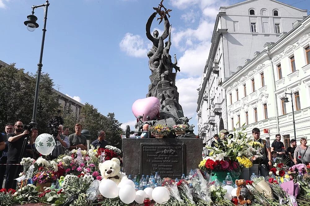 Памятник погибшим в Беслане в Москве. Памятник жертвам Беслана в Москве. Памятник детям Беслана в Москве. Памятник погибшим детям Беслана в Москве. Памятники терроризму