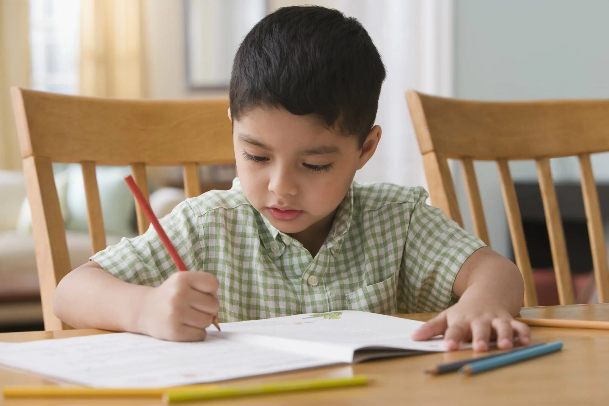 Ребенок делает домашнее задание. Мальчик делает домашнее задание. Do homework фото. Children's homework. Homework pictures