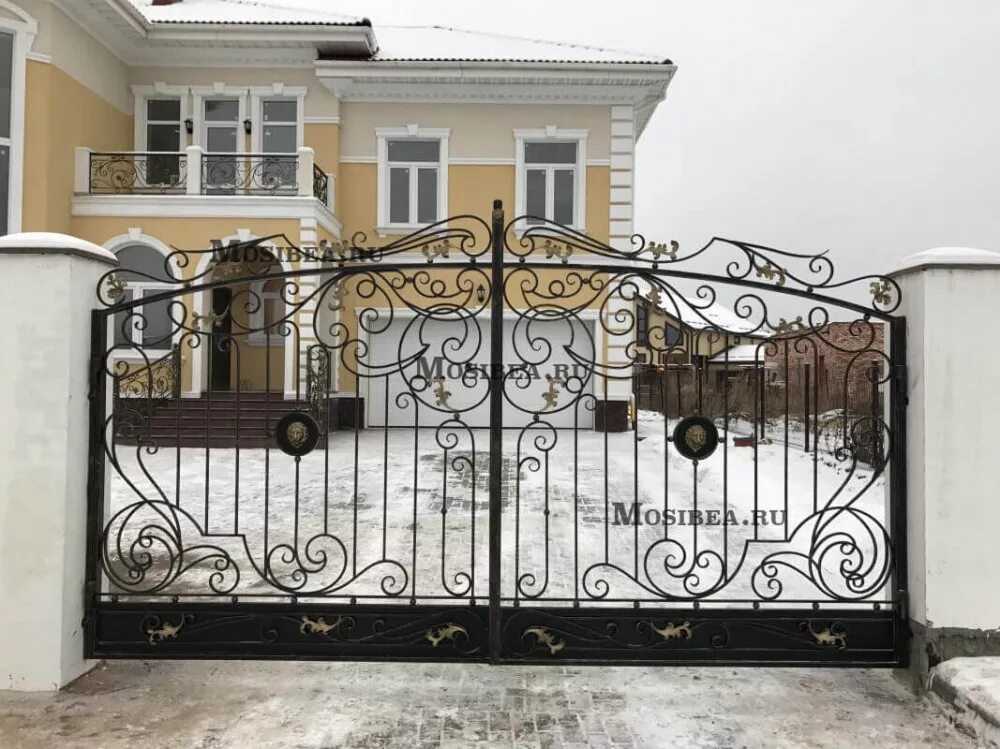 Белые ворота. Кованые ворота. кованые ворота открытые. ворота с белой ковкой. изящные кованые ворота.