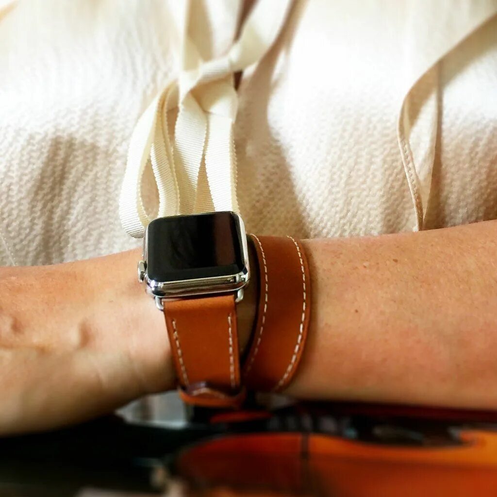 Часы в два оборота. Двойной ремешок Эппл вотч. Ремешок для Apple watch Ultra. Ремешок эпл вотч кожа. Leather Band Apple watch Ultra.