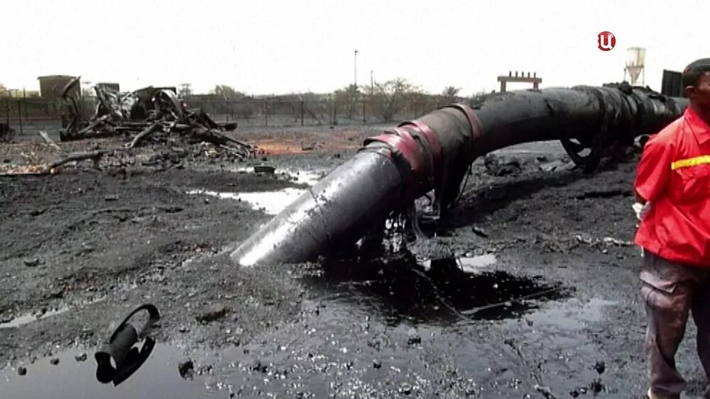 Занимался нефтью газом. Порыв нефтепровода. Разрыв нефтепровода. Авария на нефтепроводе.