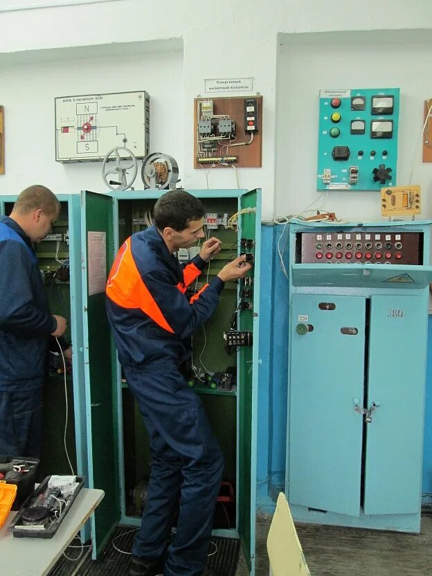 Электромонтер метро. Электромонтер метро. Московский метрополитен слесарь эскалаторной службы. Слесарь электрик метрополитена. Слесарь электрик метрополитена.