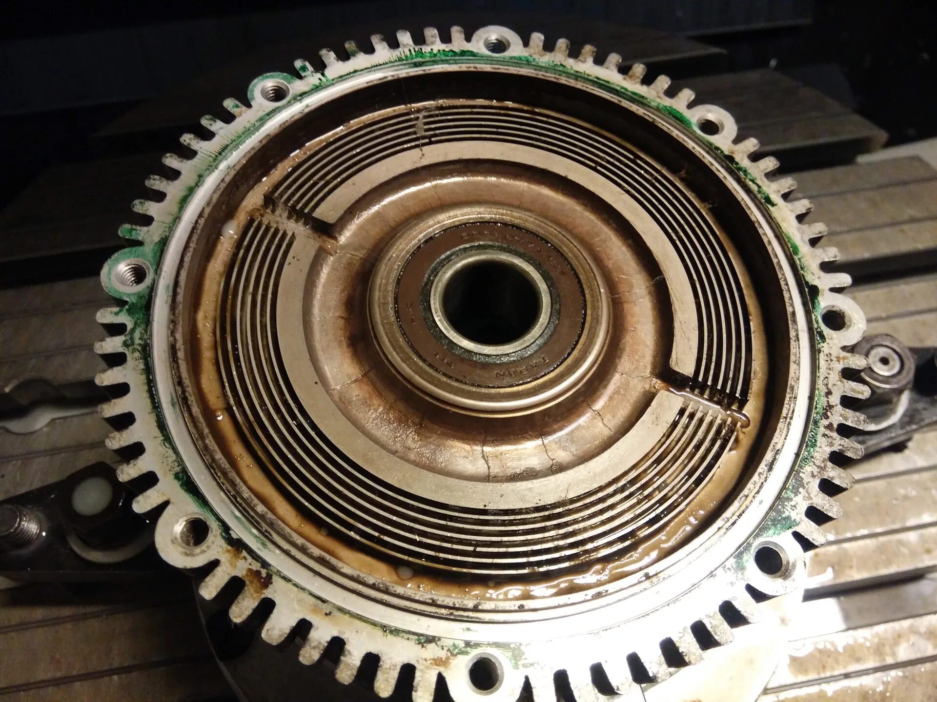 Муфта вентилятора pajero sport. Муфта вязкостная неисправности. Вискомуфта вентилятора ремонт. Вискомуфта с подшипником вентилятора ауди 100. Подшипник вискомуфты мерседес м103.