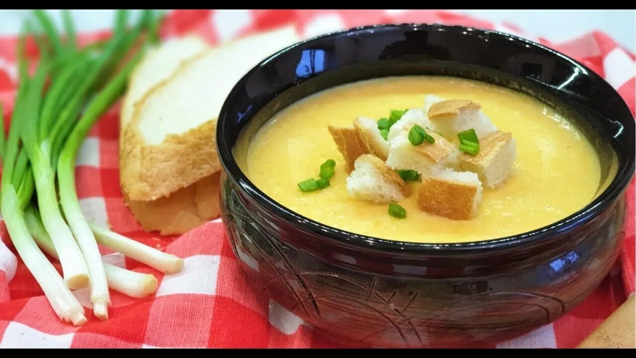 Суп пюре картошка курица. Сырный суп пюре. суп-пюре с плавленным сыром. сырный суп с гренками. сырный суп с курицей.