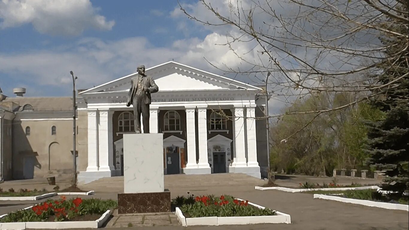 Каменск шахтинский д. Парк Маяковского Каменск Шахтинский. Дворец культуры Маяковского Каменск Шахтинский. Каменск-Шахтинский дворец культуры Гагарина. Парк имени Гагарина Каменск Шахтинский.