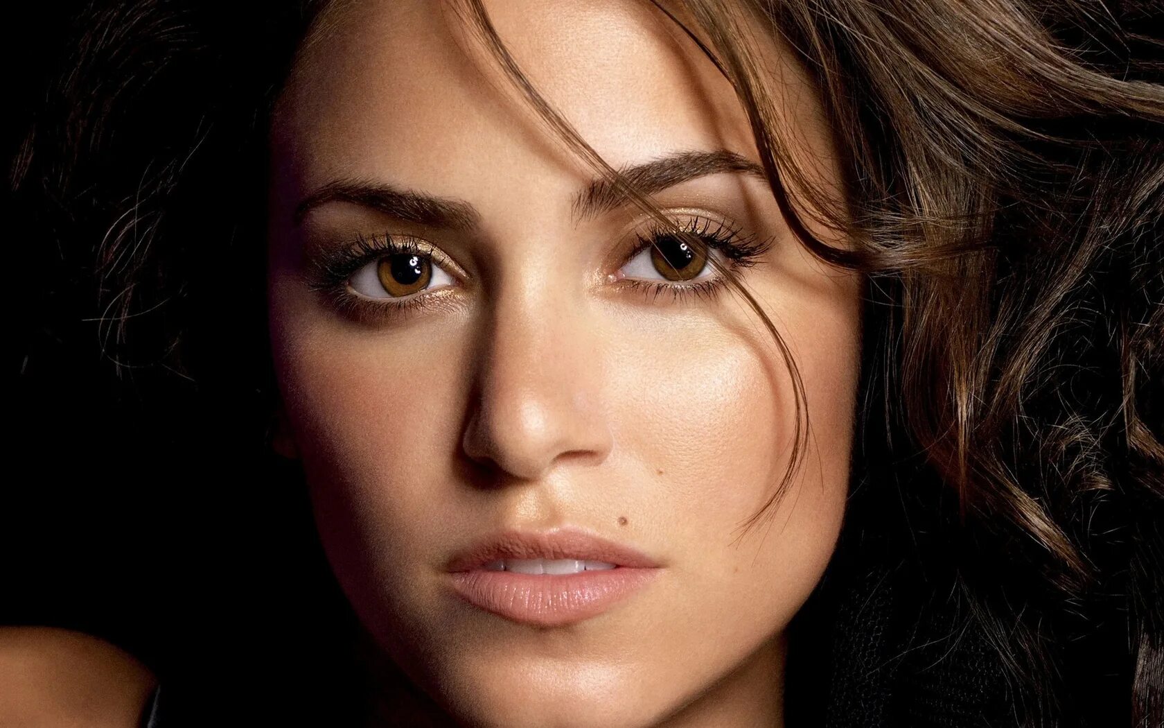 мушка у диты фон тиз. пирсинг верхней губы монро. аниме девушки с родинкой над губой. красивые родинки на лице. мушка на щеке.