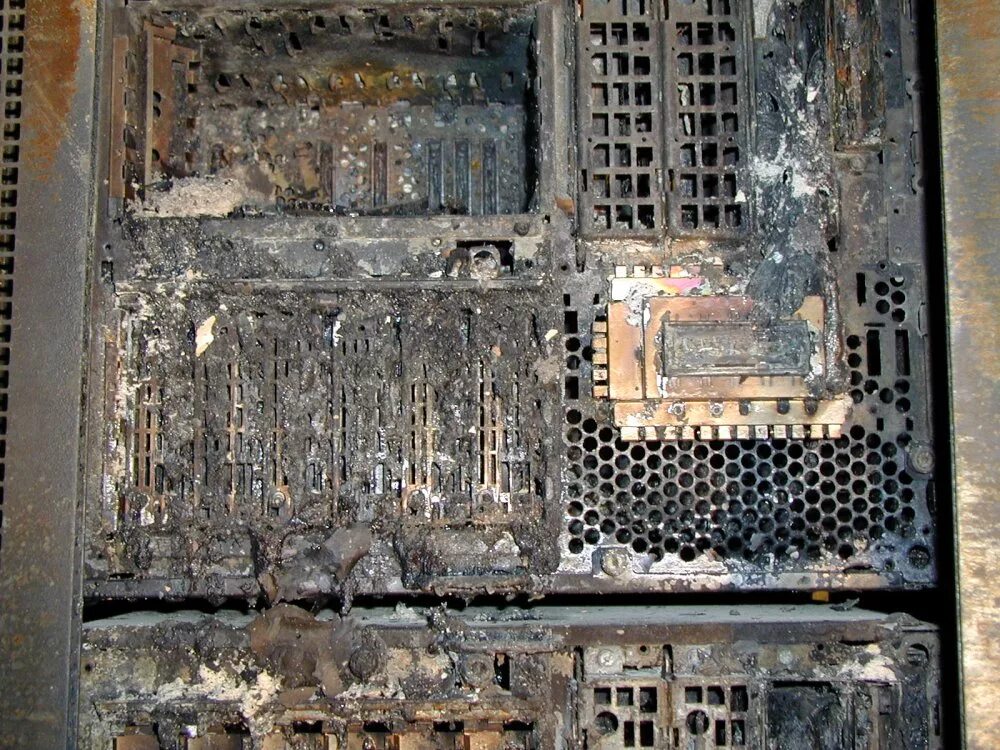 Сгоревший пк. Сгорела серверная. Сгоревший компьютер. Сгоревшее оборудование серверной. Сгоревший сервер.