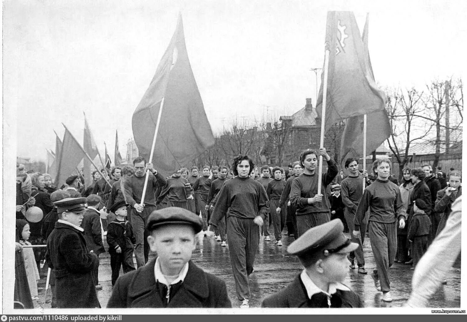 1 мая сведения. Первомайская демонстрация в СССР. Демонстрация 1 мая в СССР. Парад 1 мая СССР. Первомай история праздник в России.