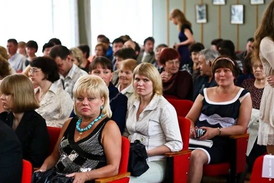 Родители детям на выпускной в 11 классе. Мамы на выпускном в школе. Родители на выпускном в 11 классе. Мамы на выпускном в школе 11 класс. Родители на выпускном в 11 классе фото.