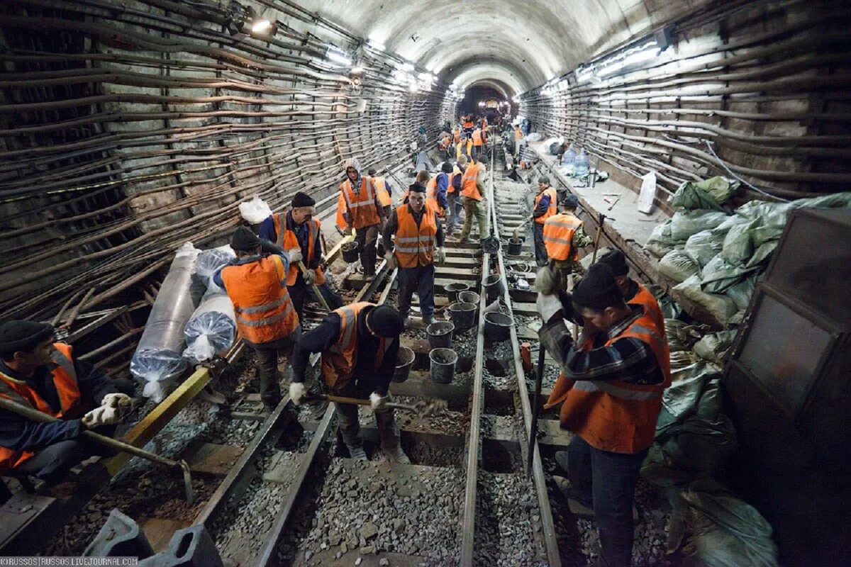 Строитель метрополитена. Тоннель 2001 Метростроя. Стройка метро. Строители метро.