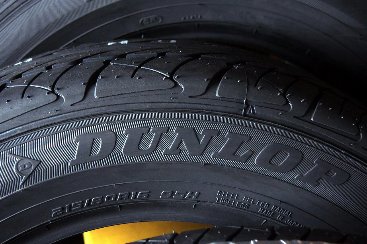 Dunlop производитель. Dunlop Tyres. Данлоп шины. Dunlop шины марки́. Lmyr3414 резина Данлоп.