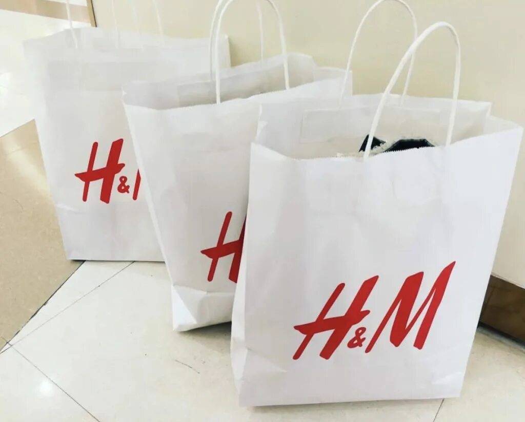 Купить х сайт. Пакет h m. Пакет Zara h&m. Пакет вещей. Пакет HM бумажный.