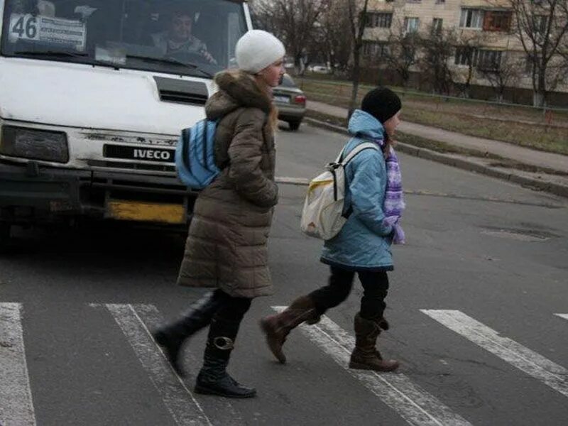 Пешеход перебегает дорогу. Пешеходный переход для детей. Пешеход на дороге. Дети пешеходы. Дети на дороге.