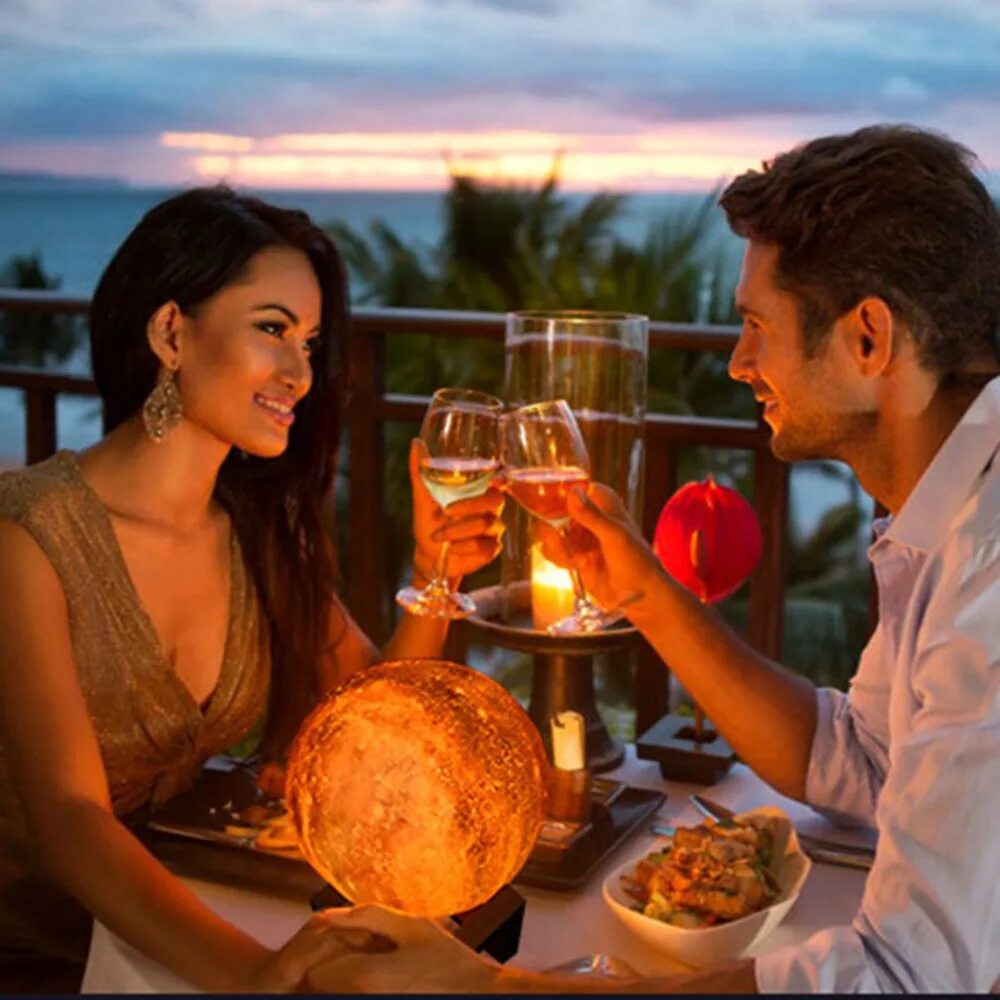 Влюбленные парочки ночью. Какие пары на вечер. Свадьба пара красивый ночью. Какие пары на вечер. Влюбленная пара вечером.