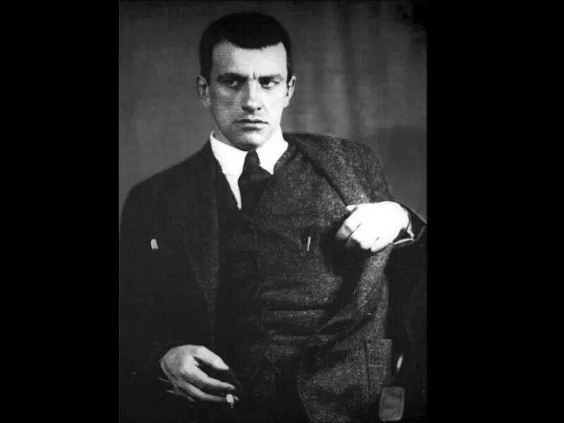 Маяковский 1913. 1893 - 14. Футурист владимир маяковский. Маяковский стоит. Маяковский стоит.