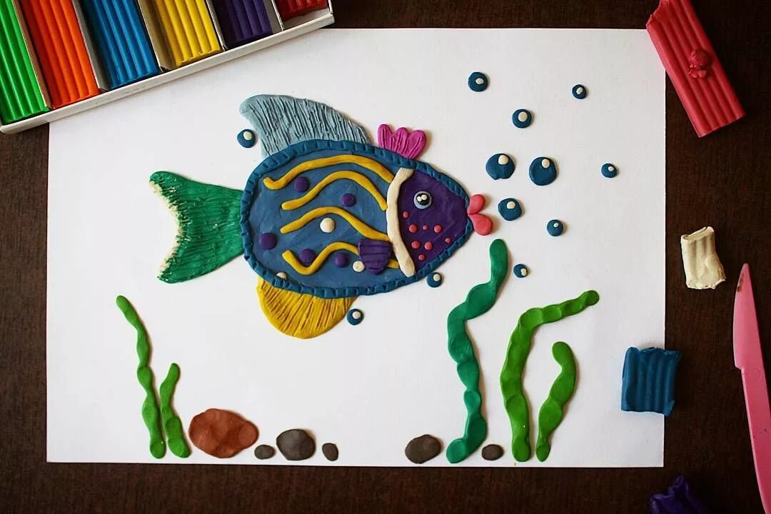 Пластилинография клоун. Пластилинография рыбка. Пластилиновая живопись рыбка. Рыбка из пластилина. Рыба из пластилина на картоне.