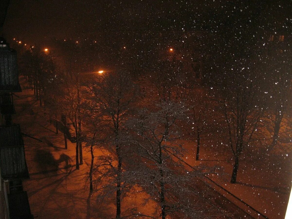 Зима вечер город. Ночной снегопад. Зимняя ночь. Снегопад ночью в городе. Света падал снег