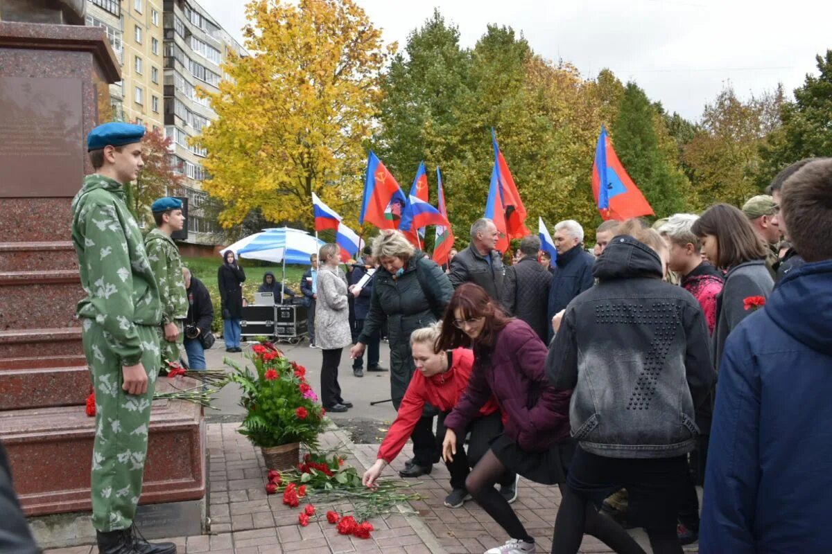 Новости орла сегодня свежие и орловской области. Возложение цветов. Сквер десантников Орел. Сквер героев — десантников. Сквер героев десантников Орел.